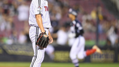 사상 첫 ‘7연속 사사구 불명예’…잡히지 않는 LG ‘불펜 불안’→1위 수성 ‘최대 변수’ [SS포커스]