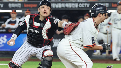 LG 박동원의 ‘빈 글러브 태그’, 한국시리즈 직행 티켓 주인 바꿀 스노우볼 되나…‘폭풍 연기’로 박동원 속여낸 한화 노시환 “체념한 표정은 계획된 것”