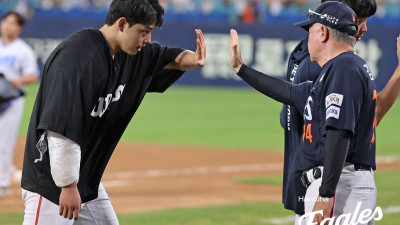 [토크박스] “중계에 나왔나요?”… 몸도 마음도 지칠 문동주 향한 진심 어린 감독의 한마디 “힘냈으면”