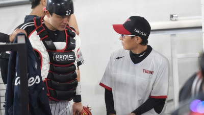 ‘이럴 수가’ 박동원 ‘빈 글러브 태그’ 이어 ‘포구 실책’→LG 정규시즌 우승 확정도 다음으로 [SS시선집중]