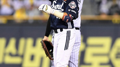 [포토]두산 박지훈, 1점 더!