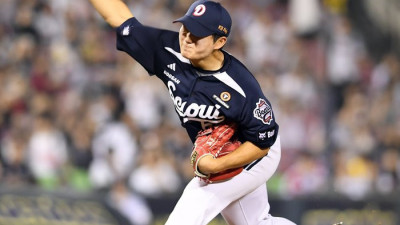 [포토]힘차게 공 뿌리는 두산 김택연