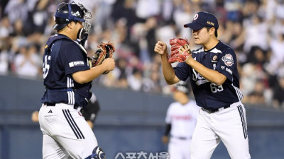 [포토]승리 지켜낸 두산 김택연
