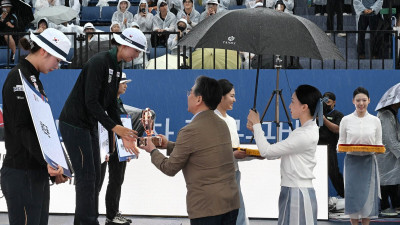 현대차 양궁대회 시상하는 장재훈 부회장