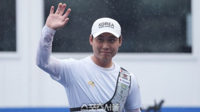 [포토]관중에게 인사하는 이우석