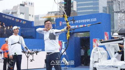 [포토]슈팅로봇과 대결 펼치는 김우진과 이우석