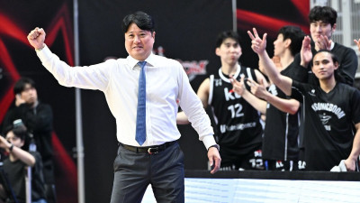 베일 벗은 문경은의 KT, 활기차게 닻 올렸다… ‘슈퍼팀’ KCC 잡고 홈 개막전 쾌승