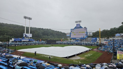 ‘시작 10분 전에 왜…’ 삼성-NC전, 갑자기 내린 비→대형 방수포 설치…“지연 개시, 시작시간 미정” [WC2]