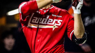 안타 3개가 모두 홈런… 포수 이율예, SSG 고졸 야수 신인 최초 PS 승선