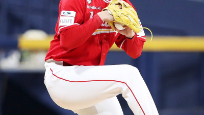 SSG 1선발 앤더슨 장염이 불러온 변수…이숭용 감독 “2차전 선발은 (김)건우…현역 때 아꼈던 후배 박진만 감독과 맞대결, 감회가 남달라” [준PO 1차전 인천 현장]