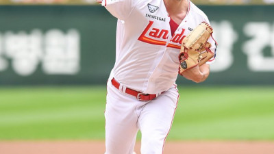 [포토]힘차게 공 뿌리는 SSG 화이트