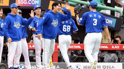 [포토]최원태의 호투에 하이파이브 나누는 원태인