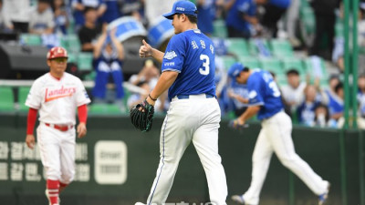 [포토]6이닝 무실점 삼성 최원태, 강민호 향해 엄지 척!