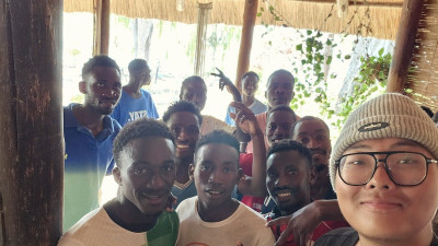 '눈 떠보니 구단주가 됐다' 韓 대학생이 아프리카 외딴섬 축구팀에 선물한 기적...푸른 잔디에서 뛰는 그날까지