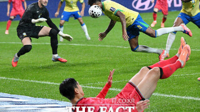 손흥민 크로스 차단하는 밀리탕 [포토]