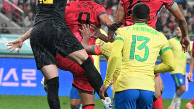 브라질 골문 앞, 치열한 공중볼 다툼 [포토]