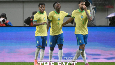 '쐐기골' 동료들의 축하 받는 비니시우스 [포토]