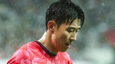 최강 브라질을 만나니 스리백의 치명적 약점, 중원에 구멍이 뻥 뚫렸다…홍명보 감독 “우리 실수도 있었고, 상대도 잘했다.
 많이 배웠다”