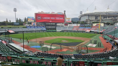 ‘와! 비 안 온다!’ 랜더스필드 그라운드 정비 ‘한창’…대신, 또 ‘비 예보’가 있다 [준PO2]