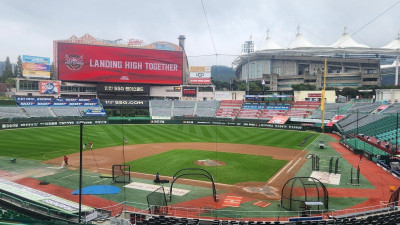 [준PO2] 연이틀 순연 피할까… 방수포 철거한 랜더스필드, 그라운드 정비 시작