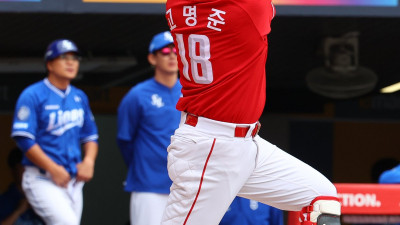 [준PO2] 심상치 않던 고명준의 파워, 이번에는 선제 솔로포… PS 2G 연속 홈런 작렬