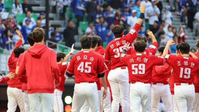 ‘1차전 패배가 예방주사였나’ SSG, 극적인 4-3 승리…이숭용 감독 “홈에서 이기고 싶었다” [준PO2 승장]