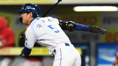 [포토]1점 추가하는 삼성 구자욱의 2루타