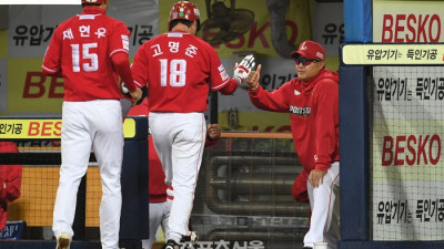 [포토]이숭용 감독과 하이파이브 나누는 고명준