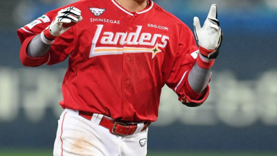 [포토]SSG 고명준, 9회초 추격 투런포