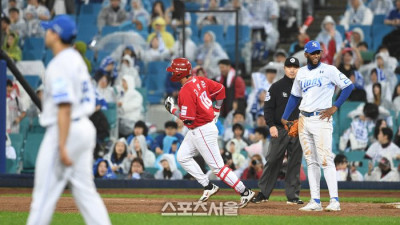 [포토]SSG 고명진, 추격 2점 홈런에 유유히...