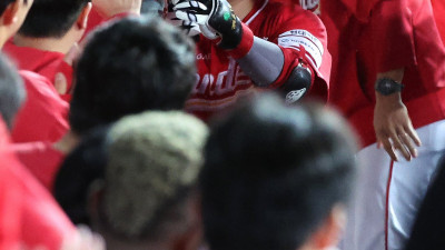 [준PO3] 괴력의 고명준, 위기의 SSG에 깃든 유일한 희망… 3G 연속 대포 가동 ‘괴력쇼’