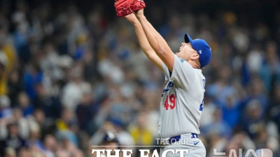 다저스, 희대의 ‘본헤드 플레이’-스넬 역투로 덮었다…밀워키 2-1 제압[NLCS 1차전]