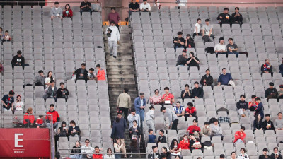 축구장을 떠난 팬들...'2만2206명' 17년 만에 최저 관중, 잃어버린 팬심 어쩌나