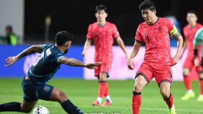 왼쪽 스토퍼도 ‘합격점’ 김민재…‘실험’ 거듭하는 스리백, 오른쪽 ‘주인’ 찾아라