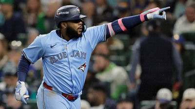 토론토, 홈런 5개 ‘불방망이쇼’… 화끈한 반격 1승