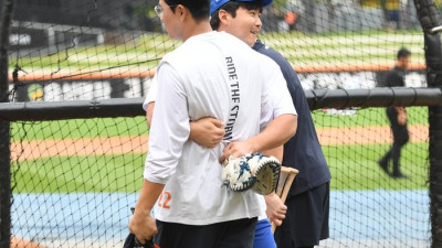 [포토] 김재성-채은성, 반가운 인사