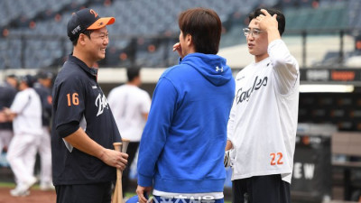 [포토] 강민호 ‘(하)주석아, 결혼 축하해’