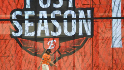 [포토] 몸 푸는 한화 폰세