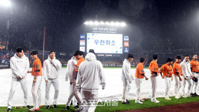 야속한 가을비…18년 만의 가을야구서 만난 한화 vs 삼성 ‘진검승부’→우천으로 1차전 취소 [PO1]