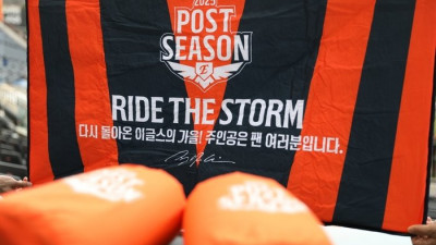 “주인공은 팬 여러분입니다” 한화 김승연 회장, 1만7000명 팬들에게 ‘패딩 담요’ 선물 [PO1]