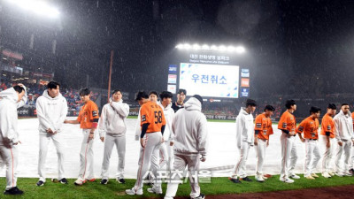 [포토] 폭우 쏟아지는 대전야구장, PO1차전은 우천취소!