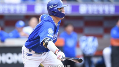 [포토] 김영웅, 2회 득점기회 만드는 2루타