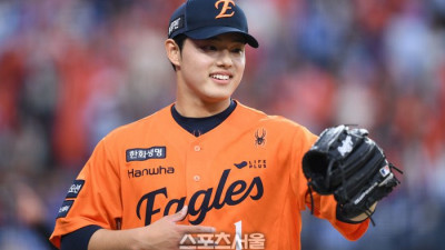 “162㎞ 쾅! 문동주 덕분에 이겼다” 한화, 新구장 첫 가을야구 승리…달 감독도 웃으며 반겼다 [PO1 승장]