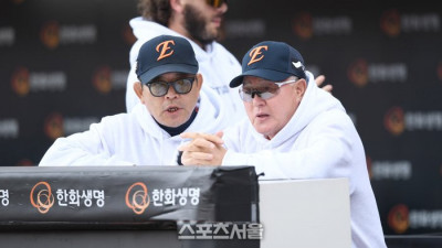 [포토] 양상문 코치와 이야기 나누는 김경문 감독