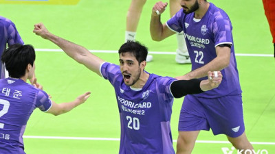 아라우조 ‘데뷔전’ 23득점, ‘9득점’ 베넌 압도했다…우리카드 개막전 한국전력 셧아웃 제압[현장리뷰]