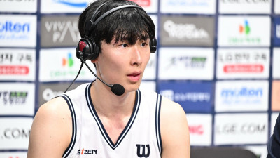 수장도 적장도 입모아 송교창 칭찬 ”리그 최고 수비, 돌파 능력 더 좋아져”…정작 주인공은 ‘강혁’을 외쳤다