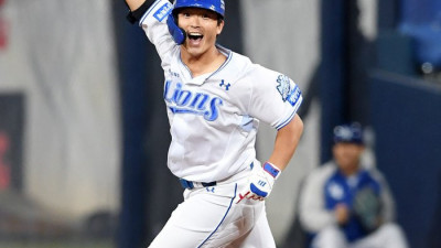 [포토]솔로 홈런에 기뻐하는 삼성 김태훈