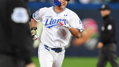 [포토]삼성 김태훈, 솔로 홈런에 미소가 절로