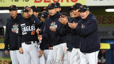 [포토]선수들에게 박수를 보내는 한화 김경문 감독