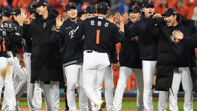 [포토]승리의 기쁨을 나누는 한화 문동주